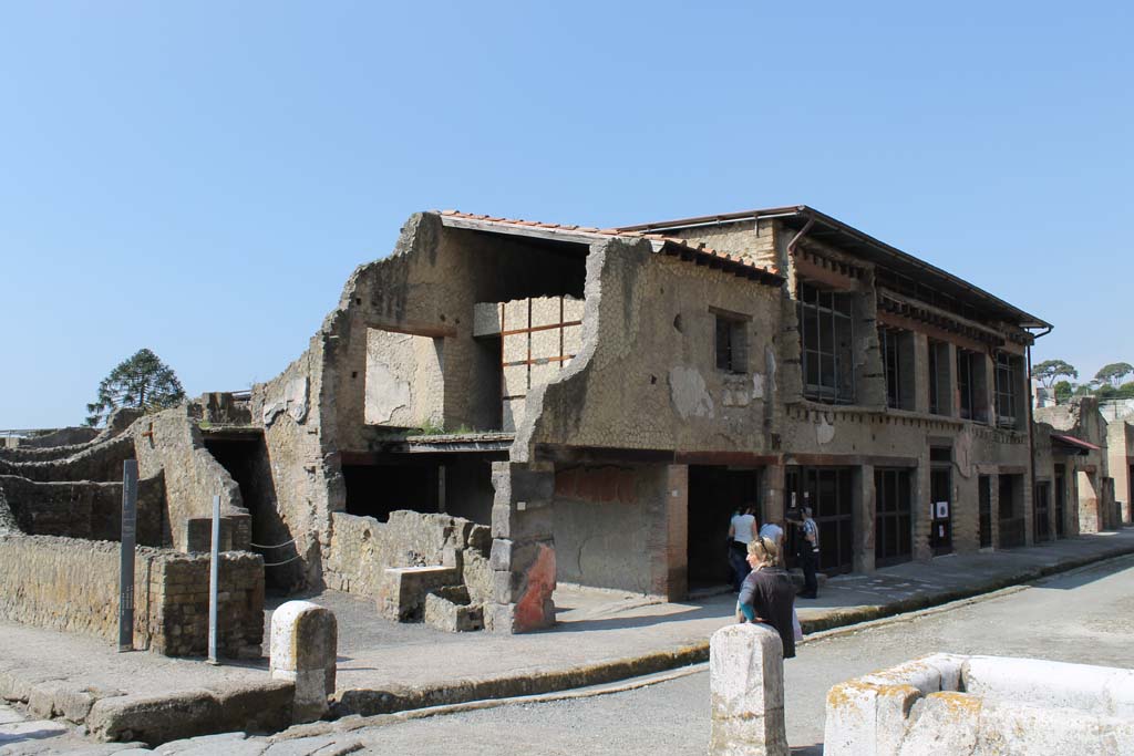 V.21 Herculaneum, March 2014. Looking south-west from east end of Decumanus Maximus.
Foto Annette Haug, ERC Grant 681269 DÉCOR.